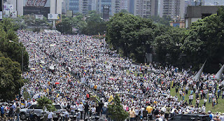  fredliga protester mot i Venezuela mot diktatoriska regimen blev väl starkare borde den diktatoriska i Venezuela avgå så fort 