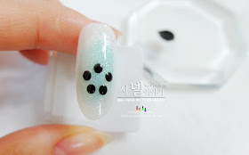  floral nail with a dotting tool