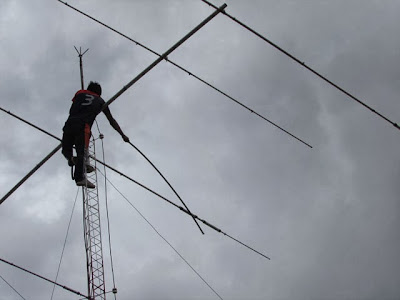 Huguito, der den KW Beam mit Stockschlägen repariert, die Spulen waren oxidiert