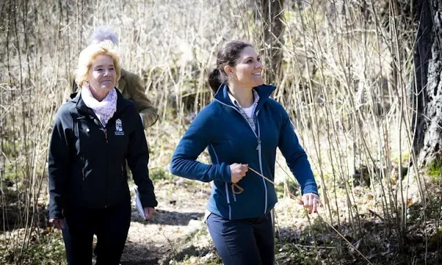 Crown Princess Victoria wore a blue outright houdi fleece jacket from Houdini. Her dog Rio was with the Crown Princess