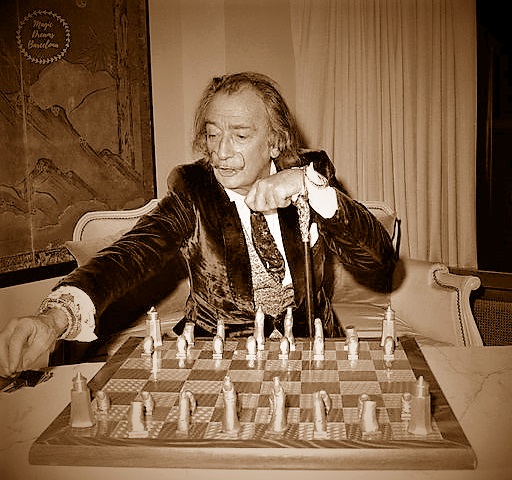 Salvador Dalí jugando al ajedrez