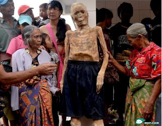 2013 05 17 220837 Upacara Bongkar Kubur Untuk Mengganti Pakain Mayat