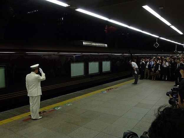 お召し列車を敬礼して待つ東京駅長