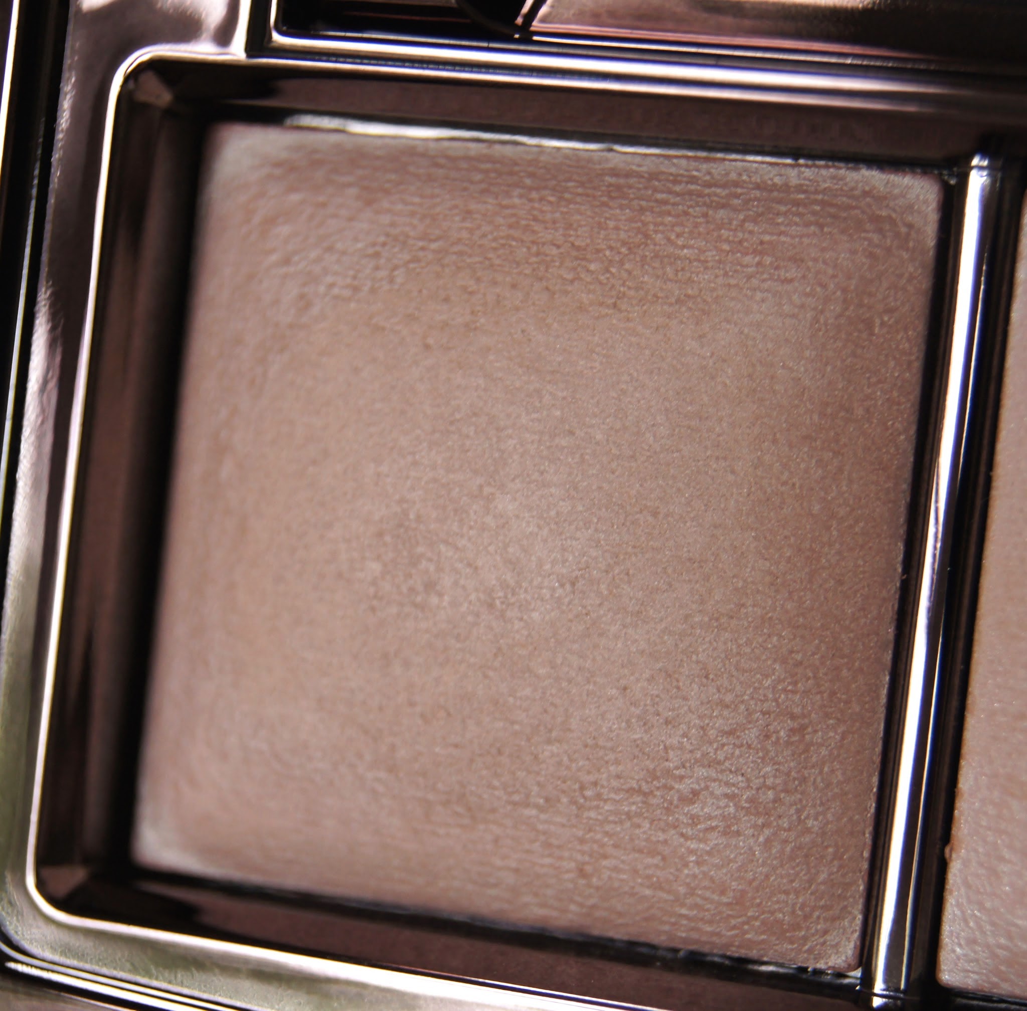 hourglass ambient lighting palette dim light review