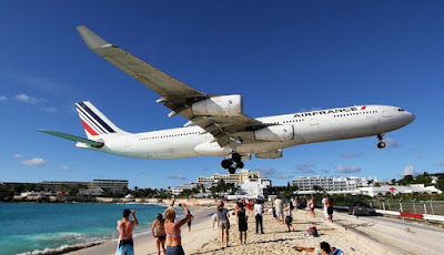 Amazing Plane landing and take-off footage at Maho Beach St 