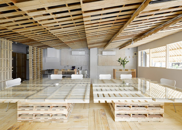 Desain renovasi interior kantor dengan kayu peti kemas bekas