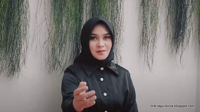 Lirik Lagu Nazia Marwiana - Disini Cinta Disana Sayang