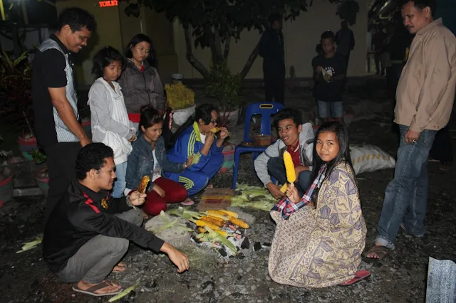 Kami saat asik membakar Jagung di Samosir.