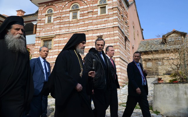 Η μυστική συνάντηση που πραγματοποίησε ο πρωθυπουργός Αντώνης Σαμαράς στο Άγιο Όρος πριν λίγες εβδομάδες έχει σχέση με την εμπλοκή των Ρώσων στο ελληνικό πρόγραμμα αποκρατικοποιήσεων.