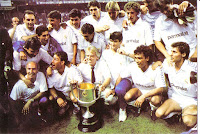 La plantilla del Real Madrid posando junto a la Copa conquistada. REAL MADRID 1 (Gordillo), REAL VALLADOLID 0. 30/06/1989. Copa del Rey, final. Madrid, estadio Vicente Calderón. Era la 2ª final que jugaba el Real Valladolid y la 31ª que jugaba el Real Madrid.