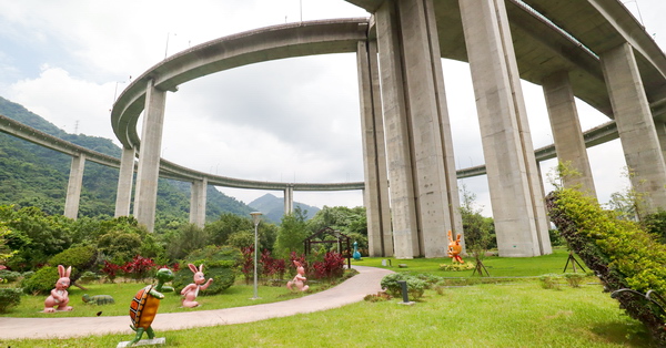 南投國姓交流道橋聳雲天綠雕園區散步欣賞雄偉建築，公路十大美景