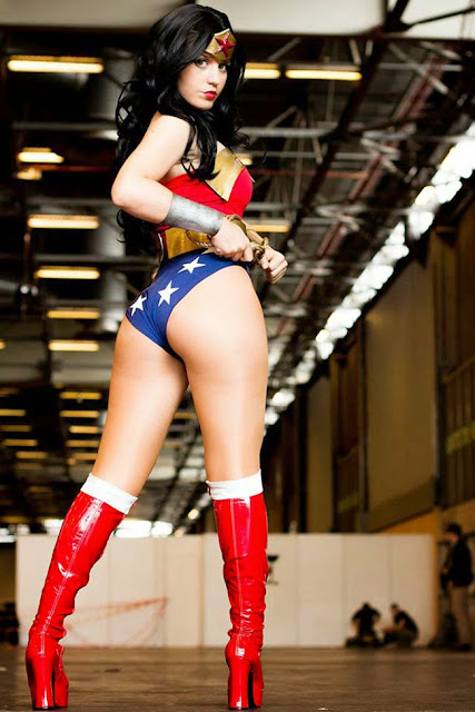 Ekidna como Wonder Woman