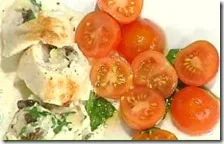Rondelle di pollo con pomodorini alla trapanese e salsa al pecorino