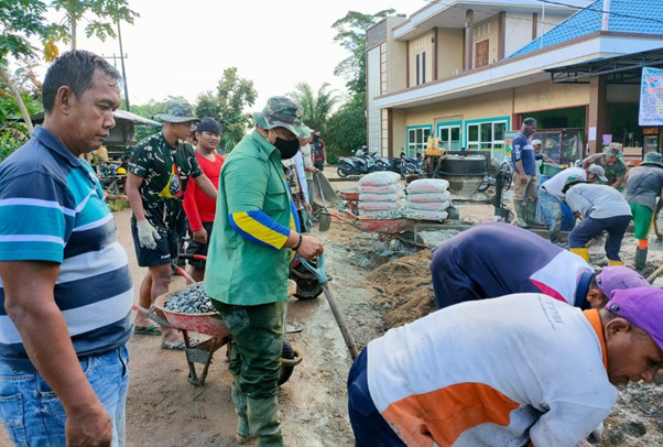 Kapten Kav Edi Darmadi Bangga Atas Semangat dan Kekompakan Satgas TMMD Ke-111 Kodim 1207/Pontianak Bersama Warga