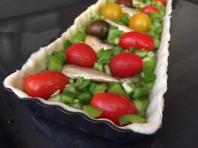 Hojaldre de sardinas y tomates. Añadiendo pimiento verde.