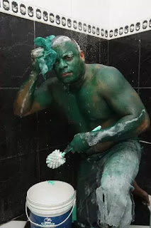 Se disfrazó de Hulk para Halloween y aún no se le va la pintura