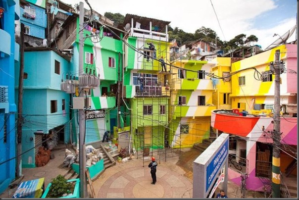 Pinturas coloridas na Favela de Santa Marta no RJ (7)