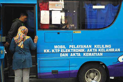 Ambon, Malukupost.com - Dinas Kependudukan dan Pencatatan Sipil (Dispendukcapil) Ambon kembali melayani proses pencetakan Kartu Tanda Penduduk elektronik (KTP-e), setelah sebelumnya tertunda karena terkendala stok tinta. "Hari ini masyarakat dapat melakukan pengurusan KTP-e, karena stok tinta sudah tersedia, setelah sebelumnya kosong," Kepala Dispendukcapil Ambon, Marsella Haurissa, Senin (6/5). Ia mengatakan sejak pekan lalu tidak melayani pencetakan KTP-e karena tinta khusus yang digunakan habis dan dalam proses pengiriman dari Jakarta.