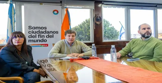 El gobernador Gustavo Melella se reunió con gremios, organizaciones civiles y funcionarios provinciales para coordinar acciones frente al impacto que podría generar la quita de aranceles a productos electrónicos. Afirmó que “la industria es soberanía”.