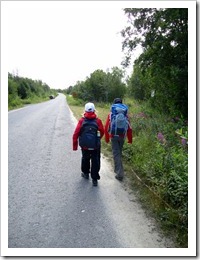 Ryggorna packade för en heldag ute. Dags att gå ner till hamnen för att ta båten till andra sidan.