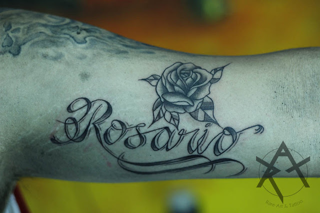 Nombre y rosa tatuaje