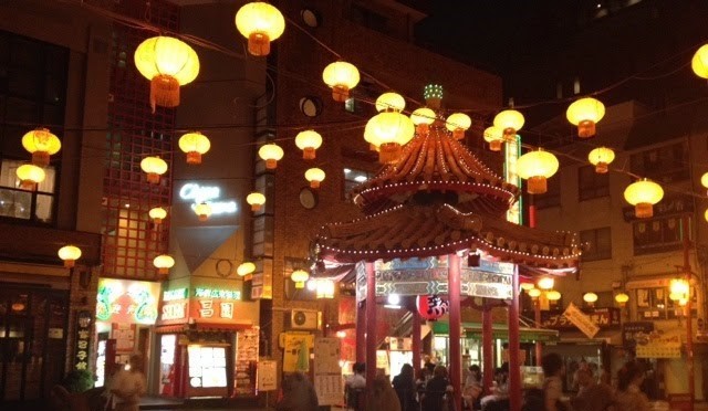 Le lampade al sodio e l'atmosfera vermiglia a Chinatown