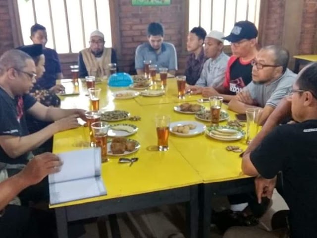 Pertemuan rutin bulanan Tim Bersih-bersih Masjid Magelang, Pertemuan untuk bulan Desember ini bertempat di Rumah Makan Omah Boto Pakelan, Magelang. 