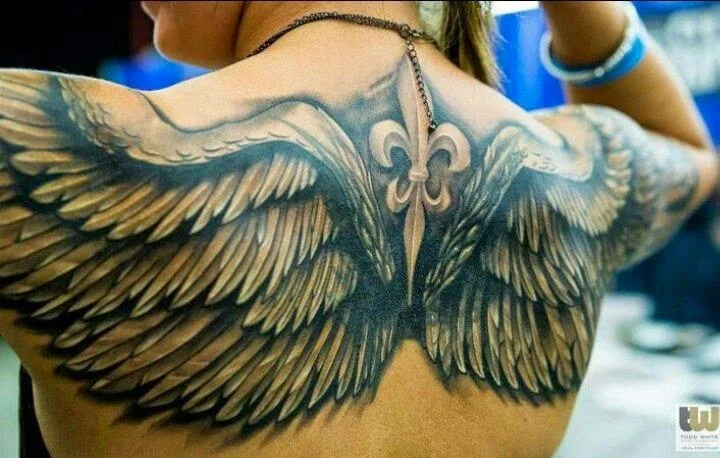 mujer con tatuaje de alas femenino