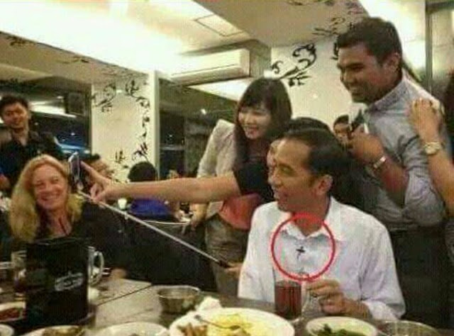 Heboh! Beredar Foto Jokowi Pakai Kalung Salib Templar, Tapi Ternyata...