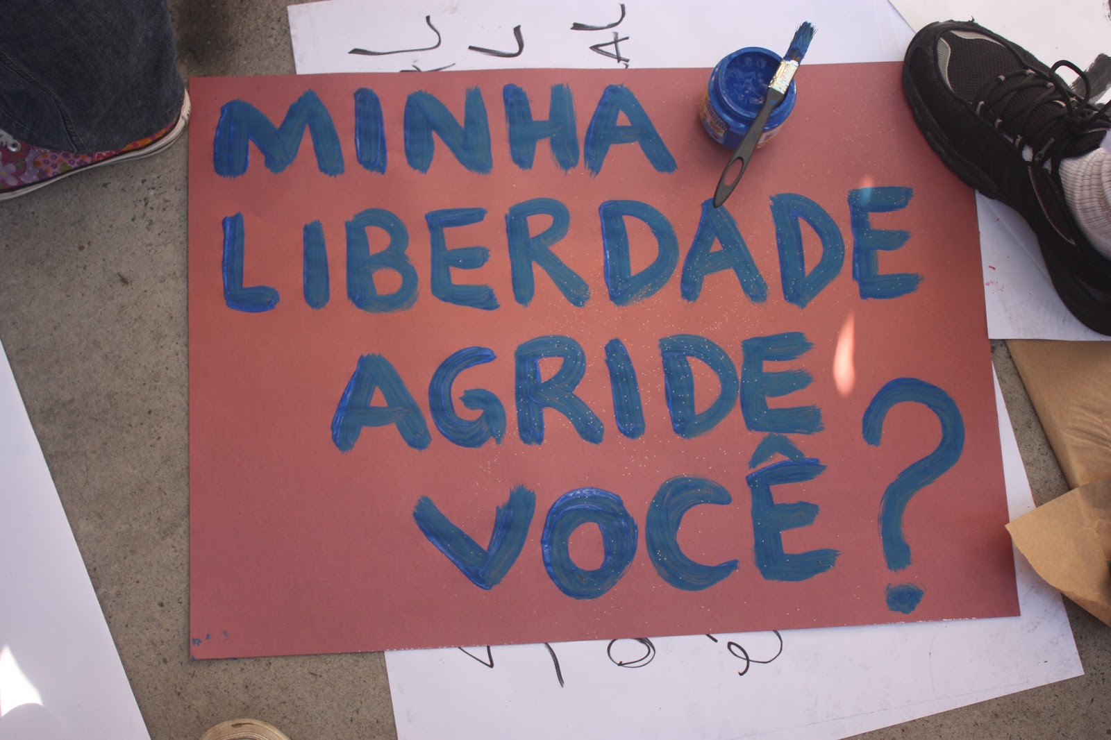 Um cartaz de protesto onde está escrito "Minha liberdade agride você?"
