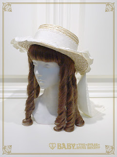 A straw hat with white lace on a mannequin.
