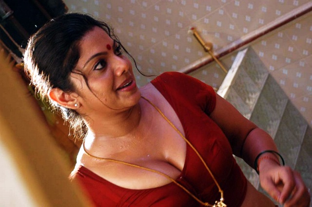 Hot Tamil Aunty Cleavage Pictures
