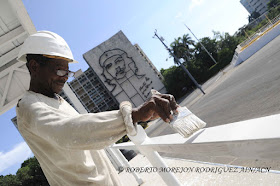 Un obrero trabaja en la construcción del Estrado Papal donde oficiará su primera misa el Papa Francisco durante su visita a la isla, en la Plaza de la Revolución, en La Habana, Cuba, el 24 de agosto de 2015.