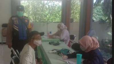 PELAKSANAAN VAKSINASI MERDEKA POLSEK GUNUNG ANYAR SURABAYA UNTUK 200 WARGA GUNUNG ANYAR