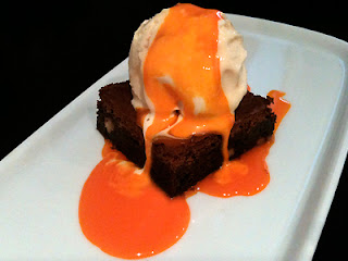 Cocina con Aníbal Brownie de chocolate con helado de vainilla y cobertura naranja