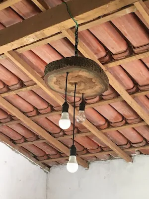 Qualquer espaço de sua casa pode receber um artesanato com o tronco de árvores.