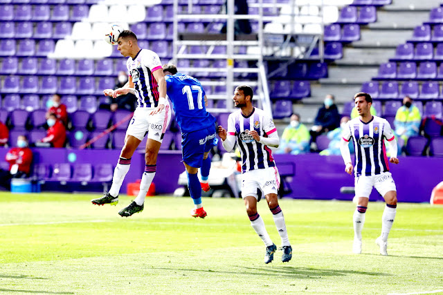 El Yamiq se impone a Olivera  ante la atenta mirada de Joaquín y Sergi Guardiola. REAL VALLADOLID C. F. 2 GETAFE C. F. 1. 06/03/2021. Campeonato de Liga de 1ª División, jornada 26. Valladolid, estadio José Zorrilla. GOLES: 1-0: 13’. Óscar Plano. 2-0: 23’, Shon Weissman. 2-1: 37’, Jaime Mata.