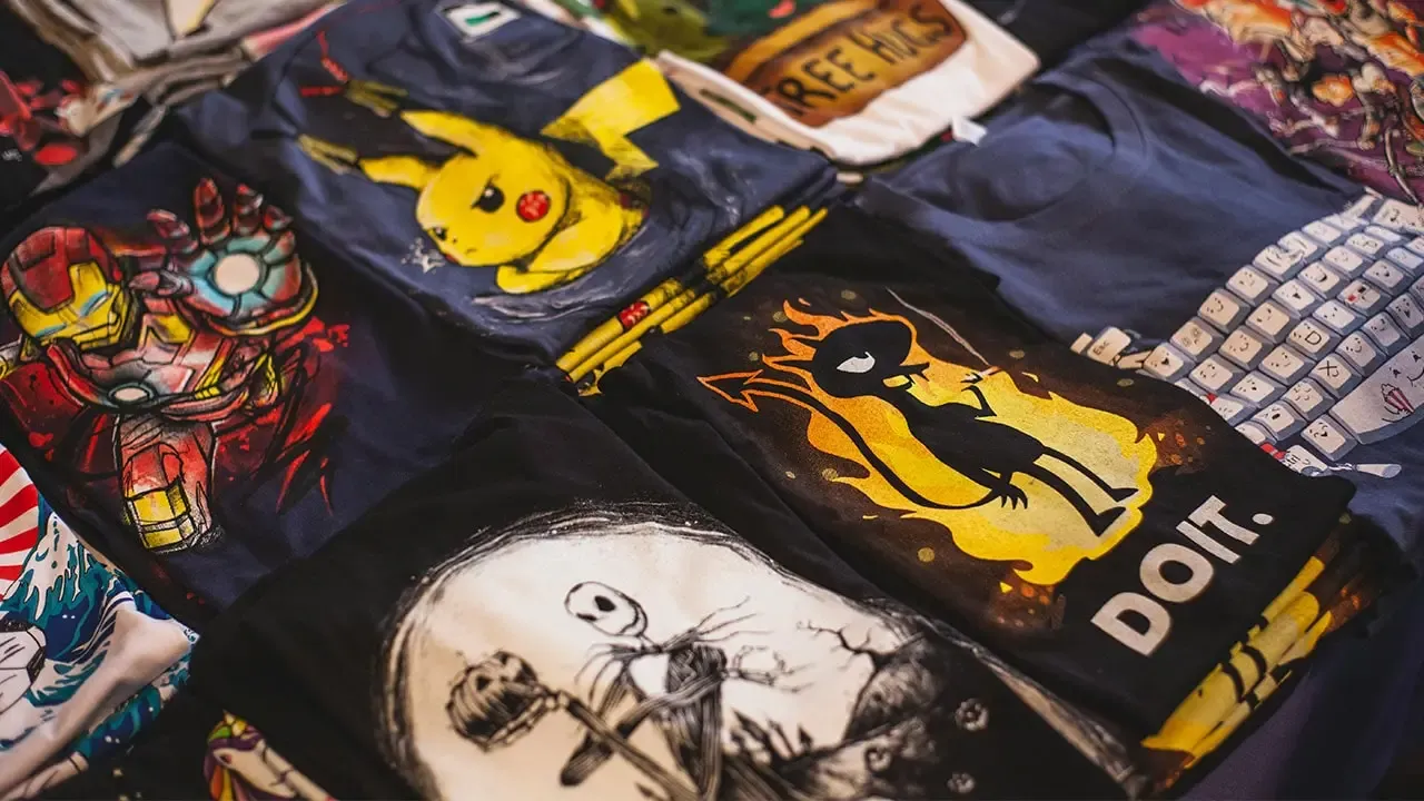 Ilustrasi tumpukan baju kaos sablon