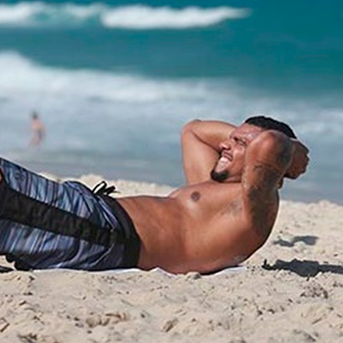 Foto do Naldo Benny se exercitando sem camisa na praia