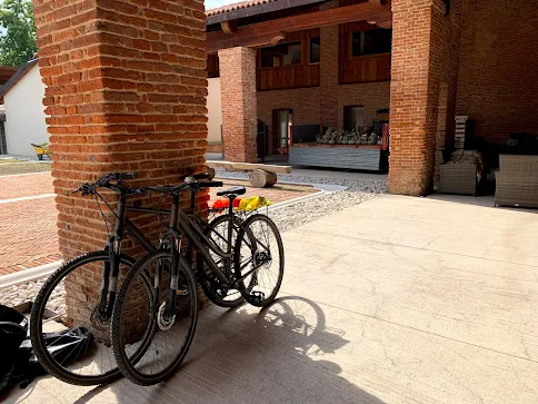 carbon road bike rental in vicenza bicycle hire shop cycling veneto northern Italy