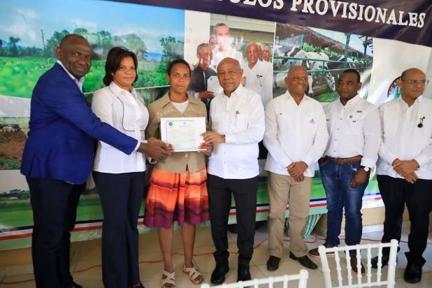 Director IAD encabeza acto entrega 186 títulos provisionales en Sabana Grande de Boyá