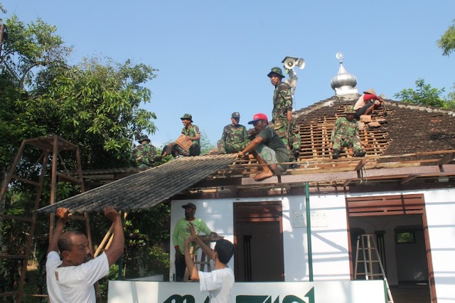 MASYARAKAT DS.BARAN DAN KODIM 0726 SUKOHARJO BANGUN MASJID