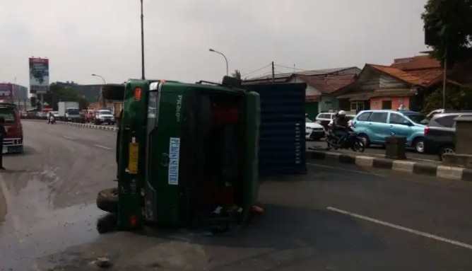 Kontainer 20 Ton Terguling di Flyover Kranji Bekasi