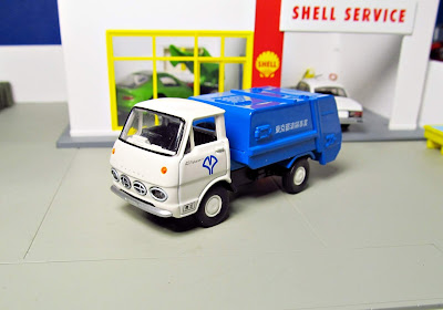 Tomica Limited Vintage: LV-35a Prince Clipper garbage truck