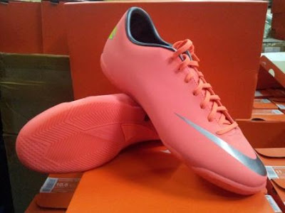 gambar sepatu futsal nike mercurial terbaru