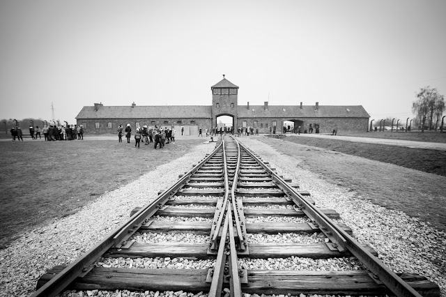 Ingresso e binari campo di concentramento di Birkenau