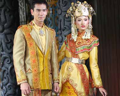 TRADITIONAL WEDDING Busana Pengantin Sambas  yang Dimodifikasi