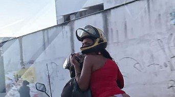 Mulher é flagrada de calcinha fio dental andando de moto em Salvador; veja foto