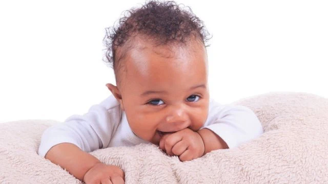 Bebê menino entre 6 e 9 meses