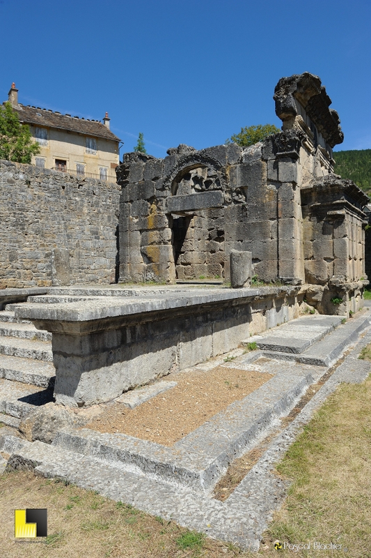 le mausolée de lanuéjols photo blachier pascal